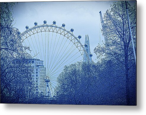 London Metal Print featuring the photograph Round And Round by Rabiri Us
