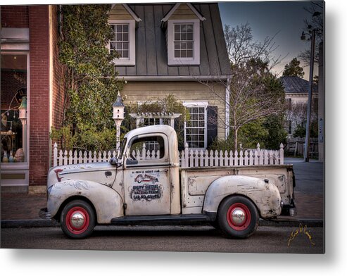  Classic Metal Print featuring the photograph Smithfield Truck by T Cairns