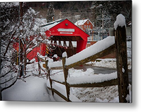 New England Covered Bridge Metal Print featuring the photograph Taftsville Covered Bridge by Jeff Folger