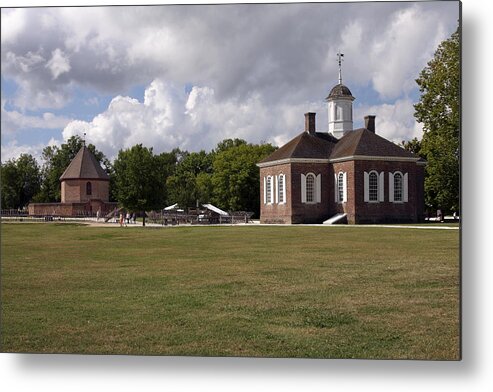 Courthouse Metal Print featuring the photograph Colonial Williamsburg Scene by Sally Weigand