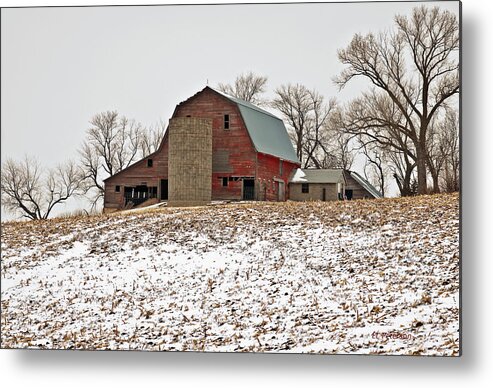 Barns Metal Print featuring the photograph Old Red Barn by Ed Peterson
