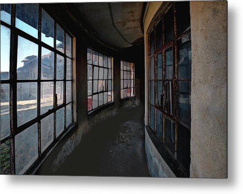 Jersey City New Jersey Metal Print featuring the photograph Curved Hallway by Tom Singleton