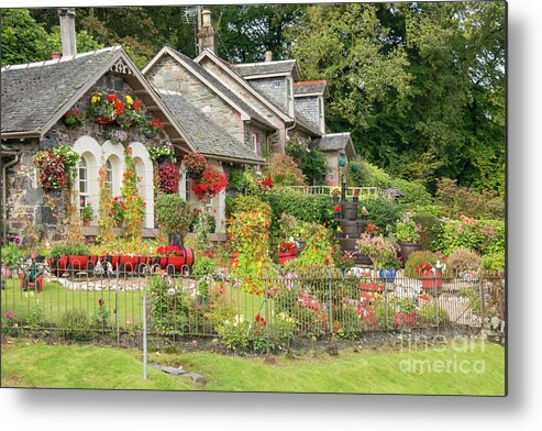Loch Lomond Metal Print featuring the photograph Loch Lomond Cottages by Bob Phillips