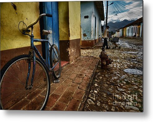 Bicycle Metal Print featuring the photograph Trinidad streets by Jose Rey