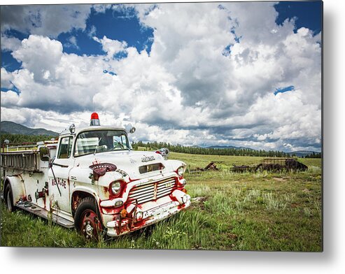 Elizabethtown Metal Print featuring the photograph Abandoned Fire Truck by Candy Brenton