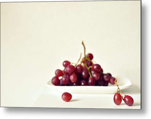 White Background Metal Print featuring the photograph Red Grapes On White Plate by Photo By Ira Heuvelman-dobrolyubova