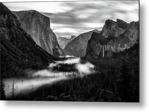 Black And White Metal Print featuring the photograph Yosemite fog 1 by Stephen Holst