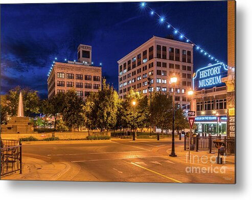 Park Central Square Metal Print featuring the photograph Night Out On The Town by Jennifer White