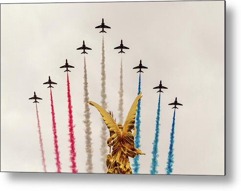 Raf Metal Print featuring the photograph Red Arrows over Victoria Memorial by Andrew Lalchan