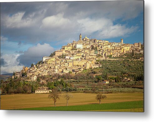 Trevi Metal Print featuring the photograph Trevi - an Italian Hilltown by W Chris Fooshee