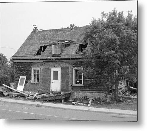 Farmhouses Metal Print featuring the photograph Hurry you'll miss the coach by Richard Stanford
