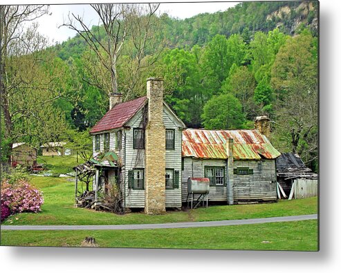 Duane Mccullough Metal Print featuring the photograph Old House in Penrose NC by Duane McCullough