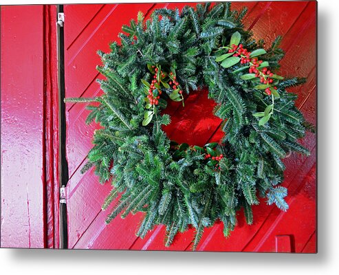 Christmas Wreath Metal Print featuring the photograph Old Mill of Guilford Door Wreath by Sandi OReilly