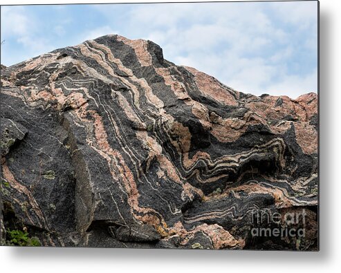 Abstract Metal Print featuring the photograph Pattern in a granite rock #1 by Les Palenik