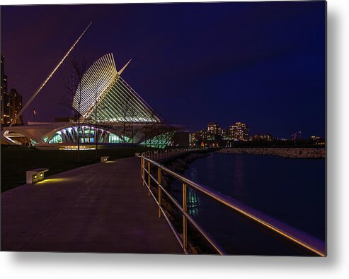 Milwaukee Art Museum Metal Print featuring the photograph An Evening Stroll at the Calatrava by Chuck De La Rosa