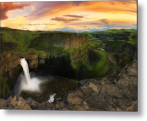 Palouse Metal Print featuring the photograph Falling by Ryan Manuel