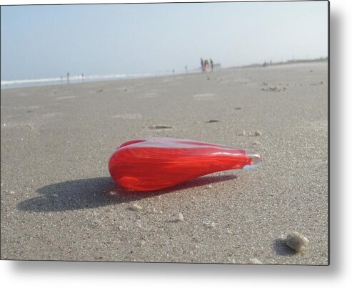 Read Metal Print featuring the photograph My hearts at the beach by WaLdEmAr BoRrErO