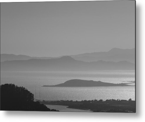 Black And White Metal Print featuring the photograph San Francisco Bay by Tom Potter