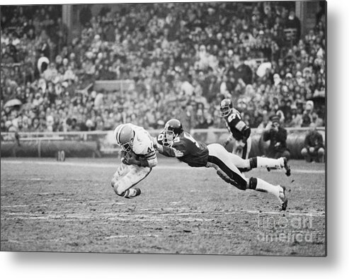 American Football Uniform Metal Print featuring the photograph Browns-steelers Action by Bettmann