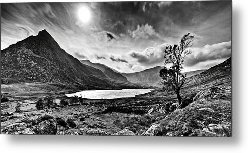 Mono Metal Print featuring the photograph Tryfan and Llyn Ogwen by B Cash