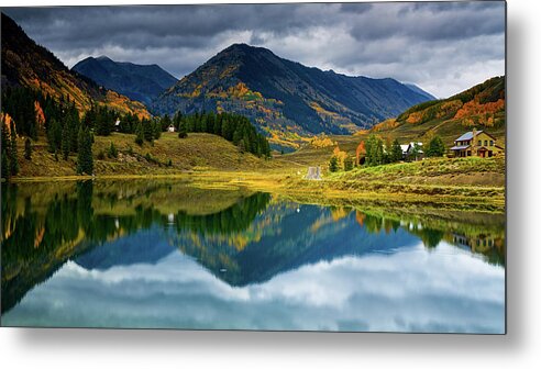 Aspen Metal Print featuring the photograph Fall At Nicholoson Lake by John De Bord