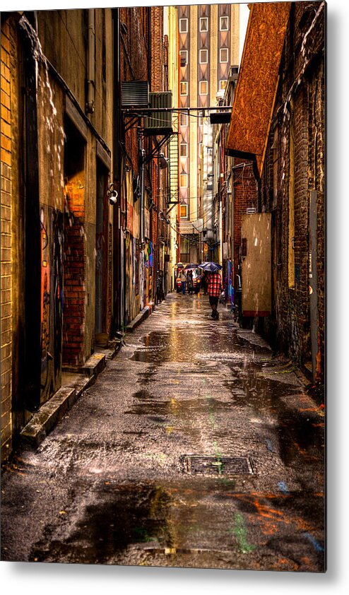 Market Square Alleyway - Knoxville Tennessee Metal Print featuring the photograph Market Square Alleyway - Knoxville Tennessee by David Patterson