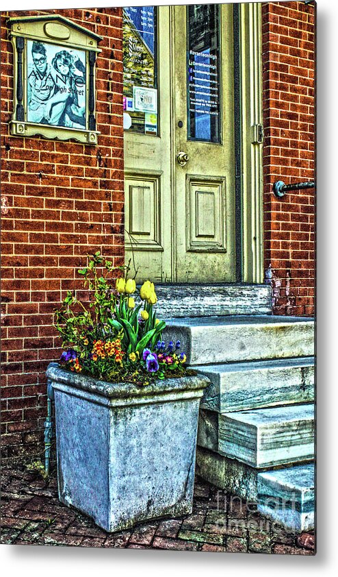 #west Chester Metal Print featuring the photograph Avante on High Street by Sandy Moulder
