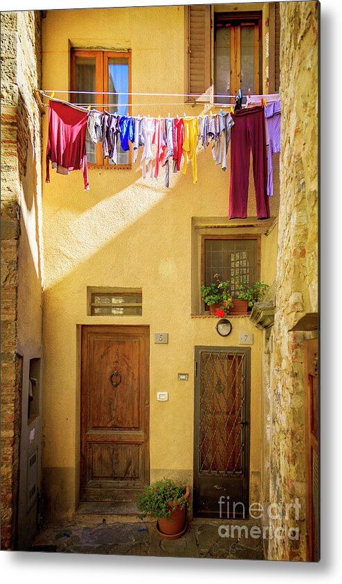 Montefalco Metal Print featuring the photograph Montefalco Hanging Laundry by Craig J Satterlee