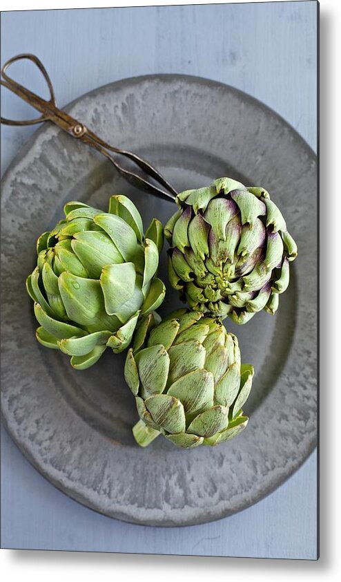 Close-up Metal Print featuring the photograph Artichokes by Ingwervanille
