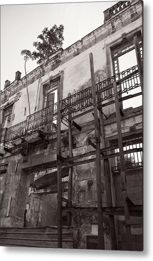 Cuba Metal Print featuring the photograph Abandoned Havana Building by M Kathleen Warren