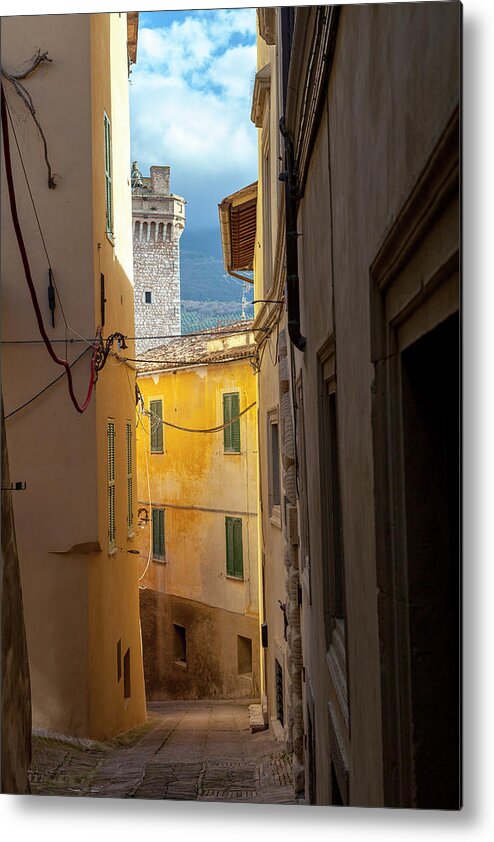 Trevi Metal Print featuring the photograph Un Vicolo in Trevi by W Chris Fooshee