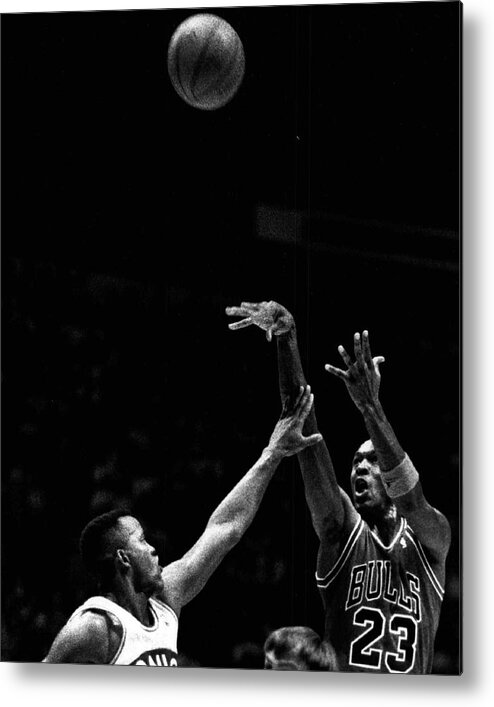 anunciar Especificado Corresponsal Michael Jordan Shooting Over Another Player Metal Print by Retro Images  Archive - Fine Art America