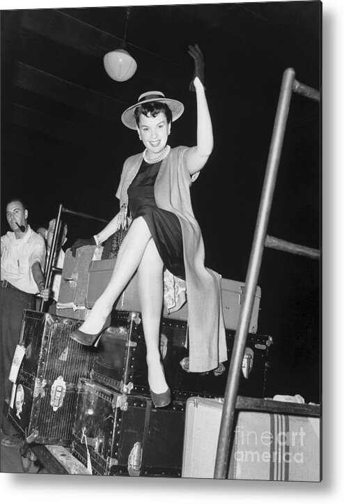 People Metal Print featuring the photograph Judy Garland In Penn Station by Bettmann