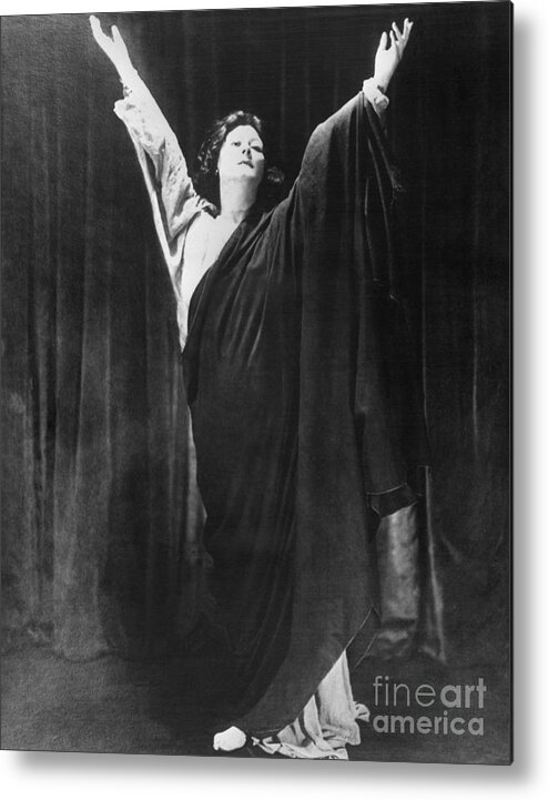 People Metal Print featuring the photograph Modern Dancer Isadora Duncan by Bettmann