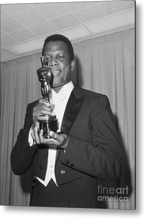 Santa Monica Civic Auditorium Metal Print featuring the photograph Sidney Poitier Receiving Oscar by Bettmann