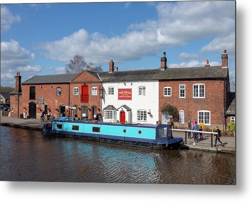 Swan Inn Metal Print featuring the photograph The Swan AKA Mucky Duck by Steev Stamford
