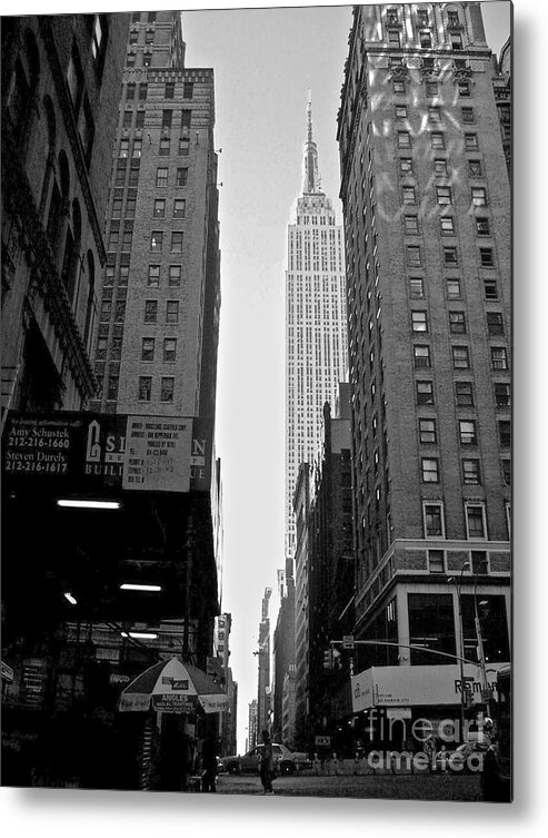 Black And White Metal Print featuring the photograph The City that never sleeps by Elisabeth Derichs