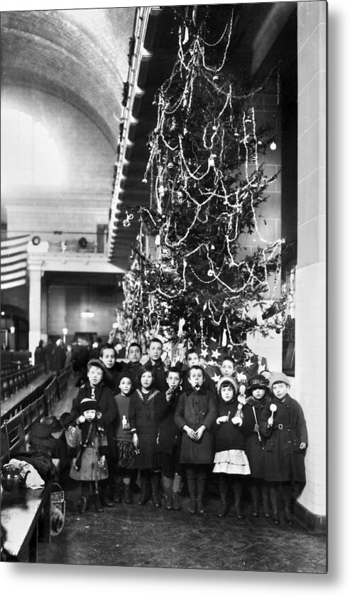 1920 Metal Print featuring the photograph Ellis Island: Christmas, 1920 by Granger