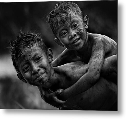 Documentary Metal Print featuring the photograph Gendong by Adhi Prayoga