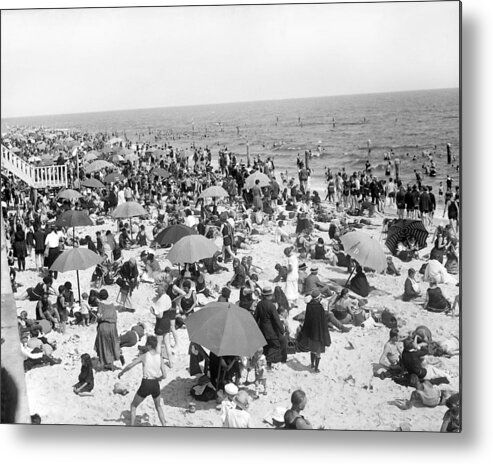 Crowd Metal Print featuring the photograph Crowd On Beach In Long Beach, N.y by New York Daily News Archive