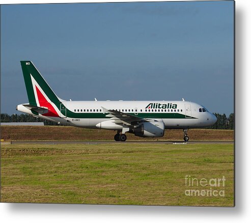 737 Metal Print featuring the photograph Alitalia Airbus A319 by Paul Fearn