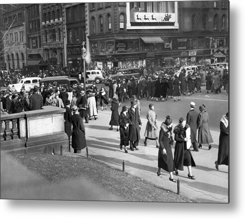 1930s Metal Print featuring the photograph Manhattan Shoppers by Underwood Archives