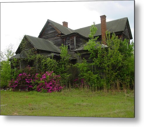 House Metal Print featuring the photograph Majestic Old House by Quwatha Valentine