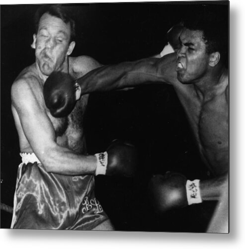 Heavyweight Metal Print featuring the photograph Fight London by Hulton Archive