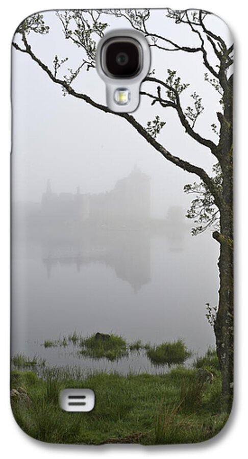 Mist Galaxy S4 Case featuring the photograph Castle Kilchurn tree by Gary Eason