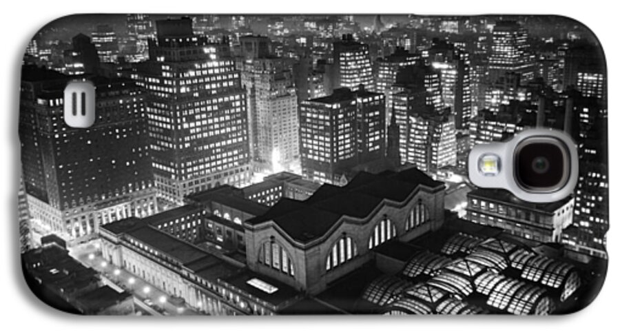 1940 Galaxy S4 Case featuring the photograph Pennsylvania Station At Night by Underwood Archives