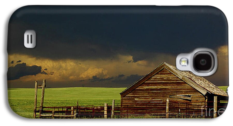 Barn Galaxy S4 Case featuring the photograph Storm Crossing Prairie 2 by Robert Frederick