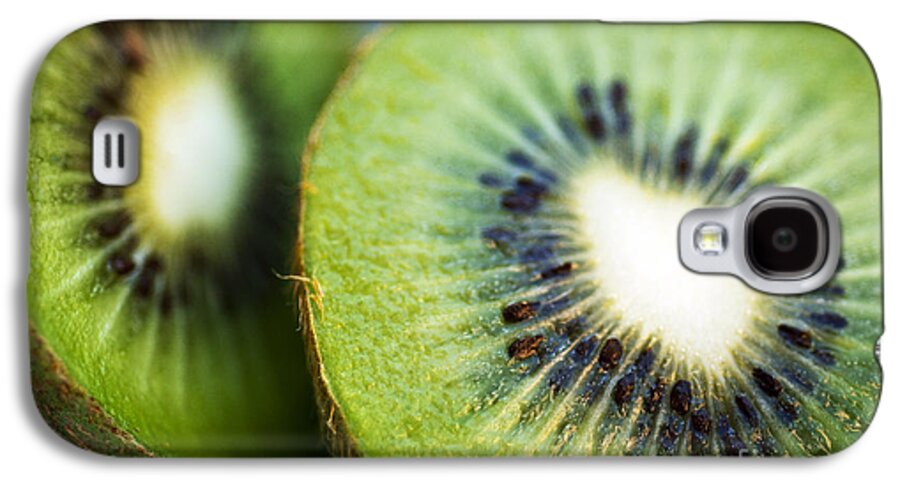 Center Galaxy S4 Case featuring the photograph Kiwi Fruit Halves by Ray Laskowitz - Printscapes