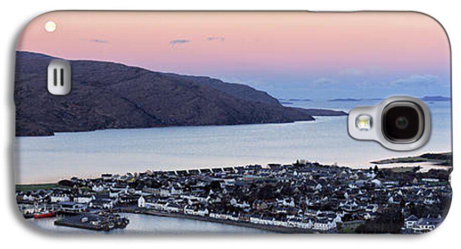 Ullapool Galaxy S4 Case featuring the photograph Moonset Sunrise over Ullapool by Grant Glendinning