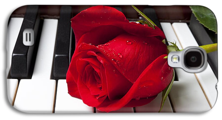 Red Rose Roses Galaxy S4 Case featuring the photograph Red rose on piano keys by Garry Gay